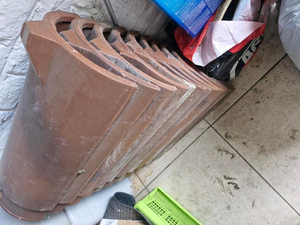 13 cavaliers de toit [1 seul abîmé] a venir chercher sur gil, Bricolage & Construction, Tuiles & Revêtements de toit, Enlèvement ou Envoi