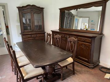 Meubelset: buffetkast + vitrinekast + eettafel + 6 stoellen beschikbaar voor biedingen