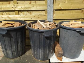 Mix van klein aanmaakhout of knutsel hout. beschikbaar voor biedingen