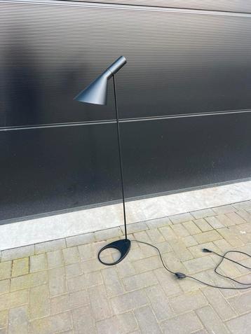 À vendre, copie du lampadaire Arne Jacobsen, noir