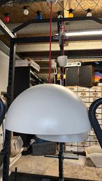 Twee ronde witte hanglampen, Huis en Inrichting, Lampen | Hanglampen, Ophalen, Gebruikt