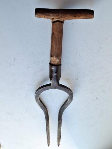Très ancienne fourche arrache betteraves / racines beschikbaar voor biedingen