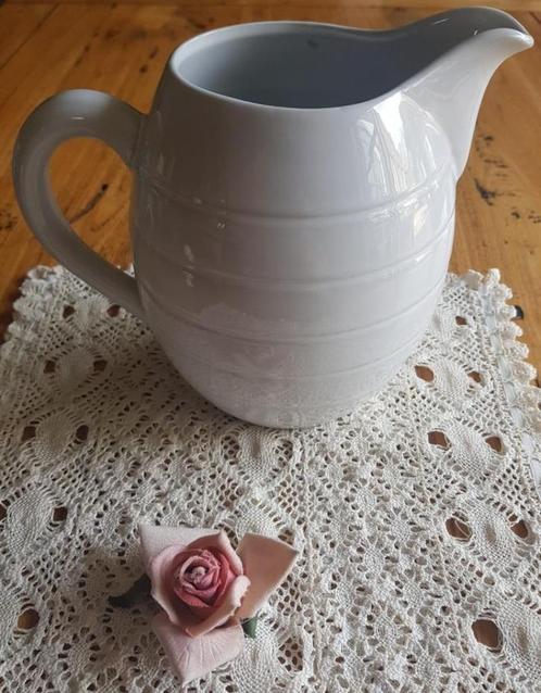 Wit porseleinen kan / schenkkan, Huis en Inrichting, Keuken | Servies, Gebruikt, Overige typen, Effen, Porselein, Ophalen of Verzenden