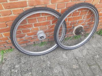 Set 24inch wielen met goede banden, Fietsen en Brommers, Fietsonderdelen, Ophalen, Zo goed als nieuw