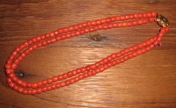 Collier ancien en corail rouge à 2 voies avec serrure en or 