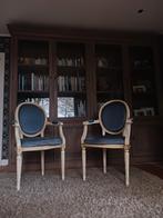prachtige witte stoelen met stijlvolle blauwe kussens, Ophalen
