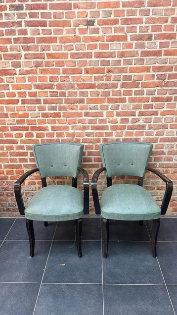 Retro stoelen beschikbaar voor biedingen