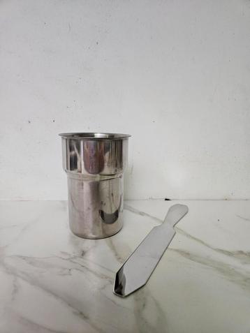 Beker met afschuimmes beschikbaar voor biedingen