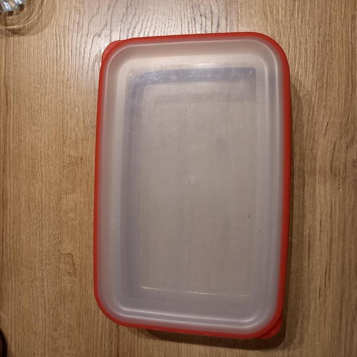 Doorschijnende bewaardozen met rood en blauw deksel, Huis en Inrichting, Keuken | Tupperware, Gebruikt, Schaal, Blauw, Rood, Ophalen