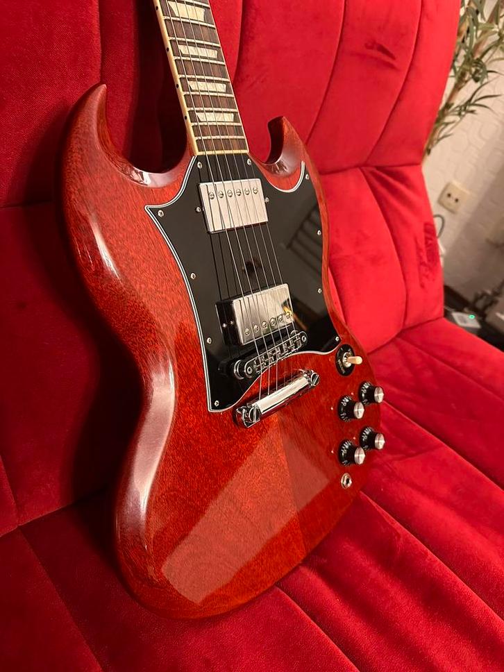 1050 dit weekend! Gibson SG Standard 2021 Cherry, Musique & Instruments, Instruments à corde | Guitares | Électriques, Comme neuf