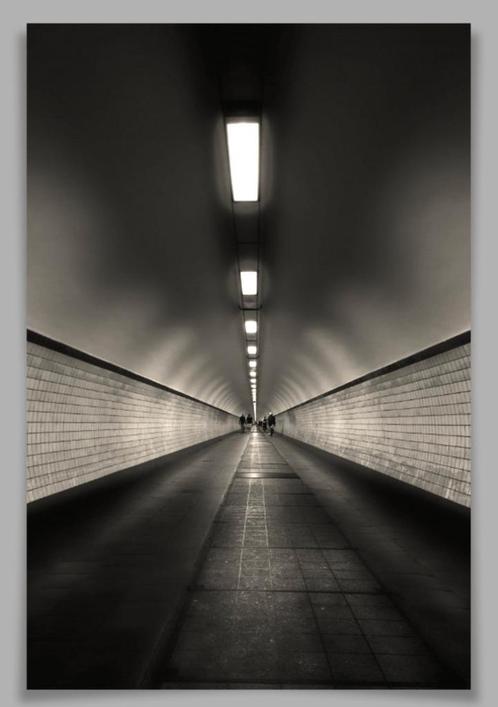 Foto + kader „Dark Tunnel” gelimiteerde editie, Verzamelen, Foto's en Prenten, Nieuw, Foto, Ophalen of Verzenden