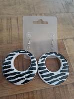 Jolies boucles d'oreilles noires et blanches, Bijoux, Sacs & Beauté, Boucles d'oreilles, Comme neuf, Envoi, Blanc