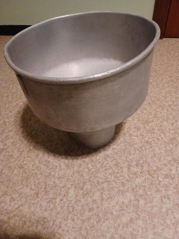 Oud vergiet voor melkkan  beschikbaar voor biedingen