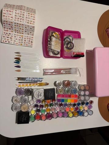 Acryl nagels beschikbaar voor biedingen