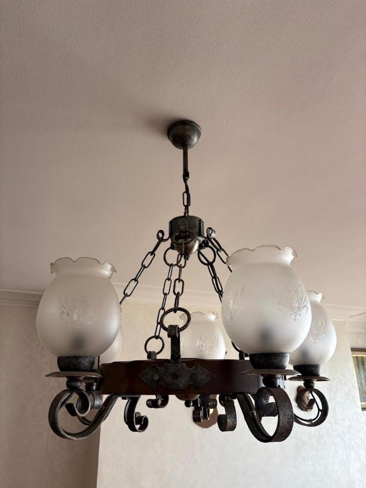 Rustieke smeedijzeren luchter houten ring en 5 glazen bollen, Huis en Inrichting, Lampen | Kroonluchters, Gebruikt, Glas, Hout