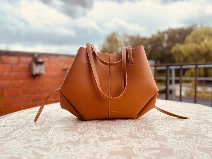 Polene Cyme Camel (Large Size), Handtassen en Accessoires, Tassen | Damestassen, Nieuw, Handtas, Bruin, Ophalen of Verzenden