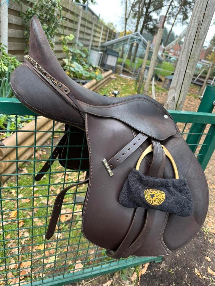Wintec zadel - veelzijdig - bruin. 17”, Dieren en Toebehoren, Paarden en Pony's | Zadels, Zo goed als nieuw, Ophalen