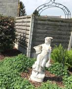 Stenen beeld vrouw met bloemenmand, Tuin en Terras, Ophalen, Zo goed als nieuw