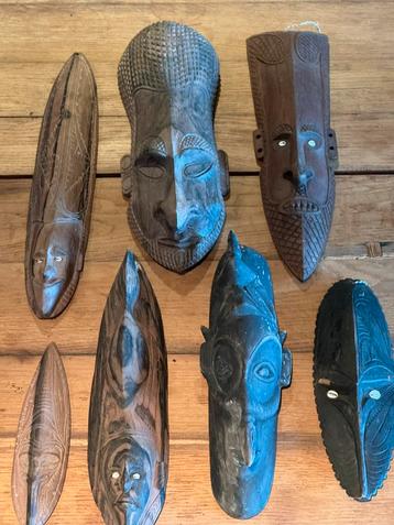7 houten maskers Papua New Guinea beschikbaar voor biedingen