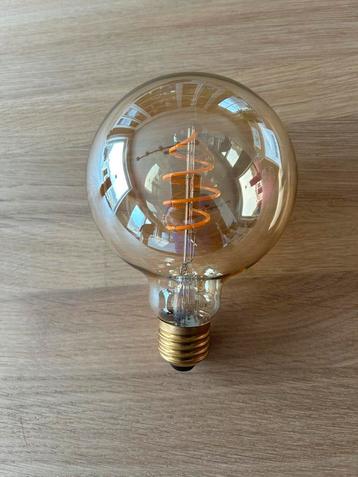 Gloednieuwe ledlamp licht goud E27 met krul  beschikbaar voor biedingen