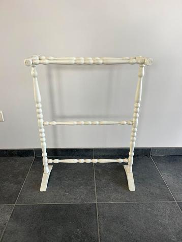 Brocante houten handdoek rekje beschikbaar voor biedingen