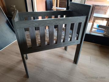 stevig baby bedje beschikbaar voor biedingen