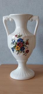 Witte vaas van aardewerk met bloemenmotief., Ophalen, Zo goed als nieuw