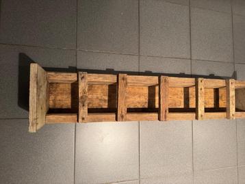 Houten voederbak voor pluimvee beschikbaar voor biedingen