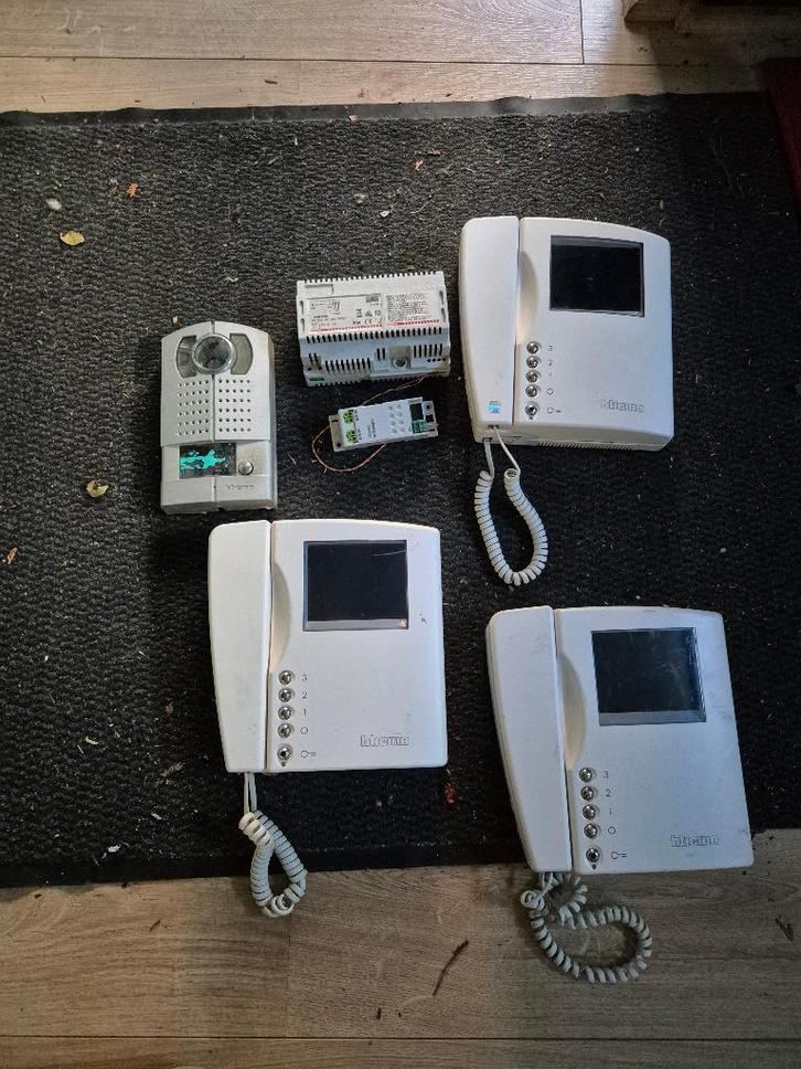 Bticino PULSANTIERA ALUMINIUM VIDEOFOON STRAATDEK, Huis en Inrichting, Deurbellen, Gebruikt, Bedraad, Ingebouwde camera, Ophalen