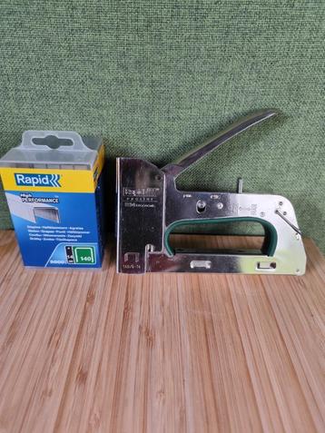 Snelnietmachine + 4000 nietjes nr. 140 als nieuw beschikbaar voor biedingen