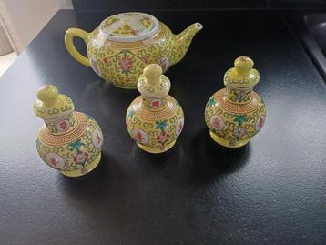 Mooie Chinese theepot en 3 bijhorende potjes beschikbaar voor biedingen