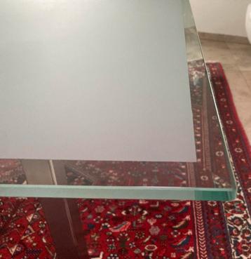 Glazen tafel beschikbaar voor biedingen