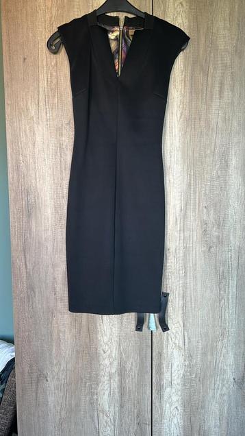 Elegant zwart jurkje  beschikbaar voor biedingen