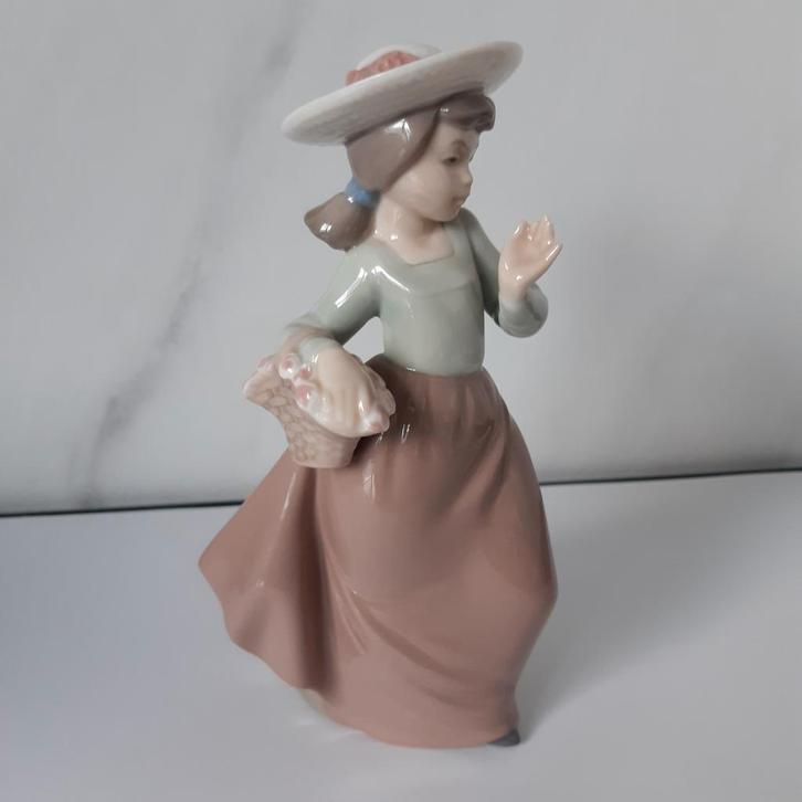 NAO porcelein, Verzamelen, Beelden en Beeldjes, Zo goed als nieuw, Ophalen