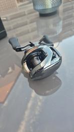 Daiwa steez sv tw 100 2024 + dam optimus hengel 5-15  1delig, Ophalen of Verzenden