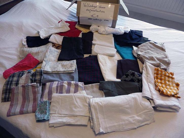 Doos Gevuld met Diverse Stofrestanten, Hobby en Vrije tijd, Stoffen en Lappen, Zo goed als nieuw, Ophalen