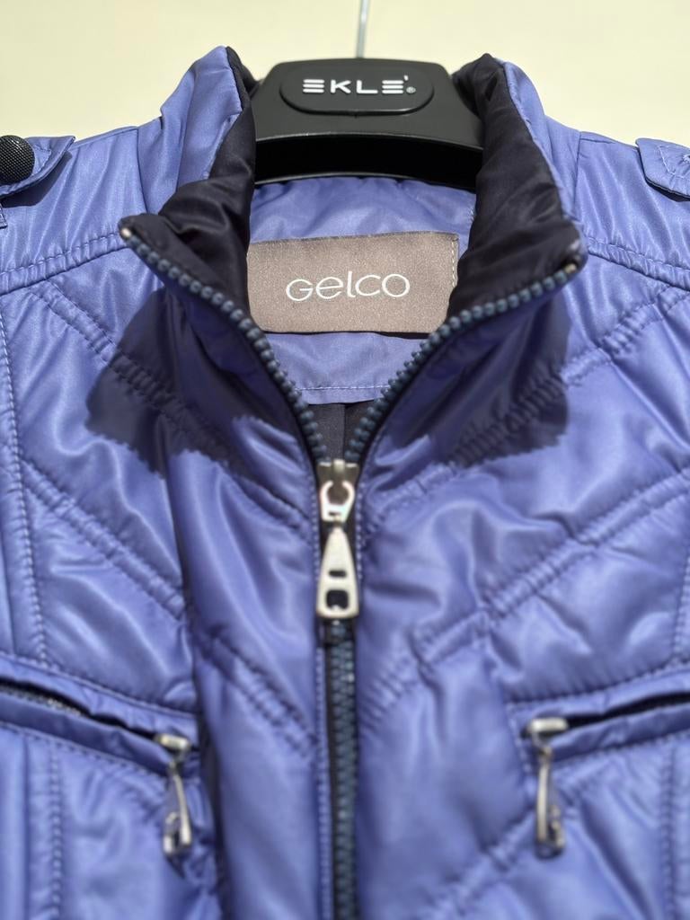 Lavendel-blauw jasje van Gelco (B/F 40)., Kleding | Dames, Ophalen, Zo goed als nieuw, Maat 38/40 (M), Blauw