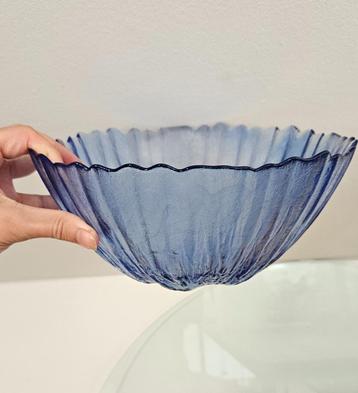 Massagetinte blauwe glazen saladeschaal beschikbaar voor biedingen