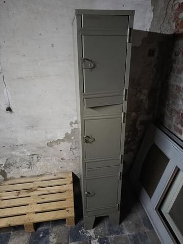Vintage metalen lockerkast beschikbaar voor biedingen