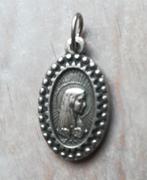 Médaille mariale de Lourdes en métal argenté., Antiquités & Art, Enlèvement ou Envoi