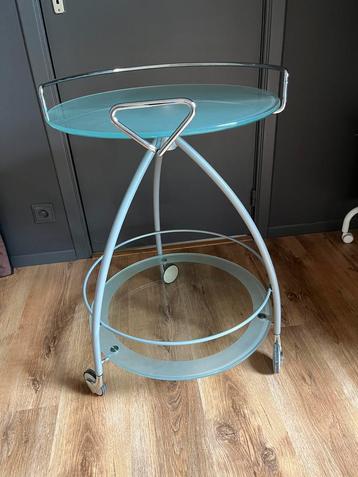 Glazen tafel op wielen beschikbaar voor biedingen