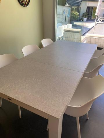 Tuinset in alu met keramisch blad en 6 witte kuipstoeletjes beschikbaar voor biedingen