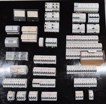 Elektrische componenten schakelkast beschikbaar voor biedingen