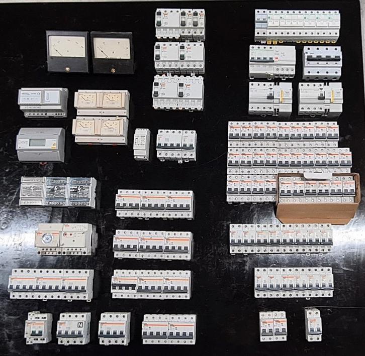 Elektrische componenten schakelkast, Hobby en Vrije tijd, Elektronica-componenten, Ophalen of Verzenden