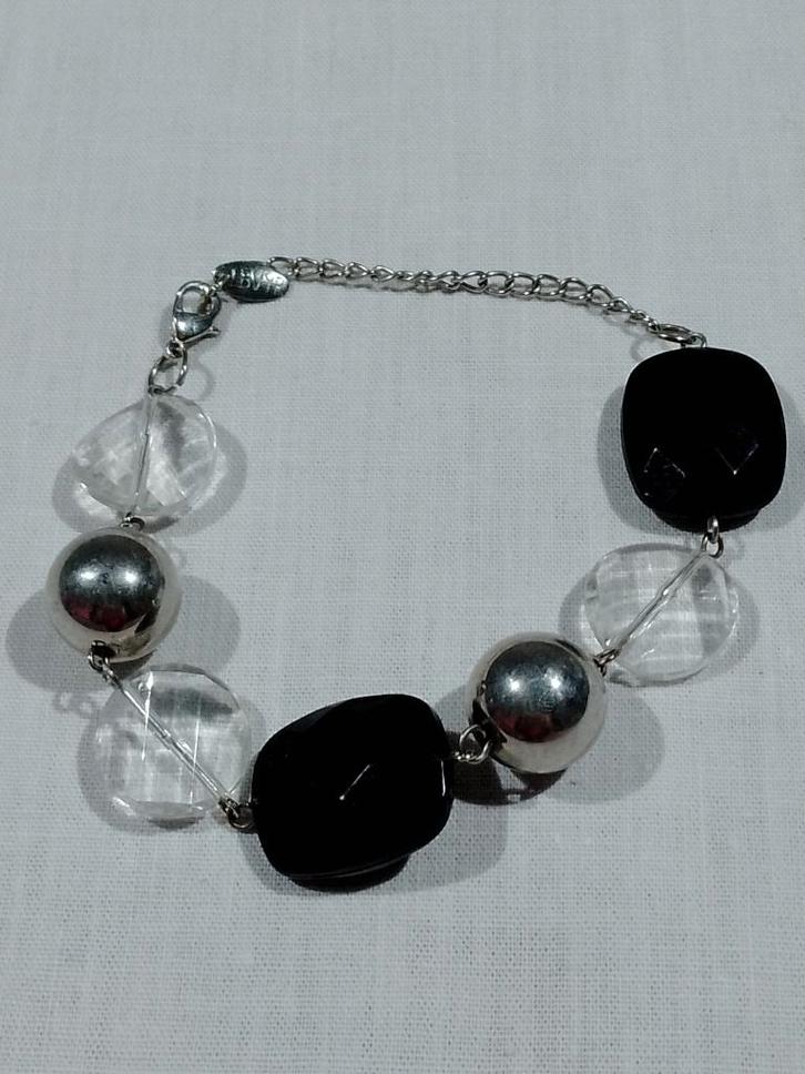 Armbandje - Zwart- En Zilverkleurige Kralenarmband - LBVYR, Handtassen en Accessoires, Armbanden, Gebruikt, Overige materialen