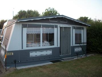 Wintervoortent met caravan en inboedel