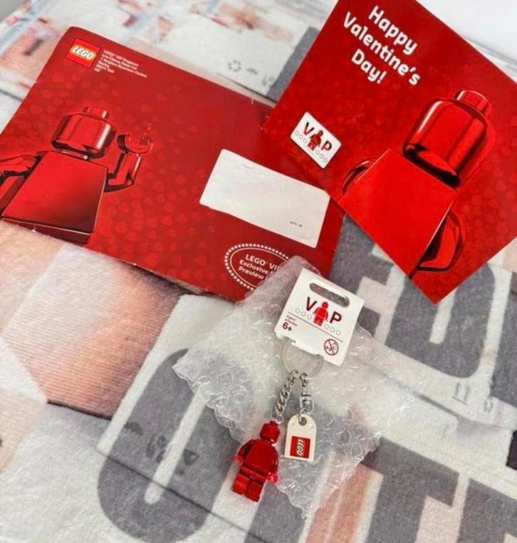 LEGO 853303 VIP Keychain sleutelhanger Chrome rood 4644591, Kinderen en Baby's, Speelgoed | Duplo en Lego, Nieuw, Lego, Ophalen of Verzenden