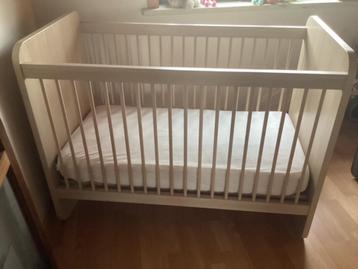 baby bedje  zeer mooi beschikbaar voor biedingen