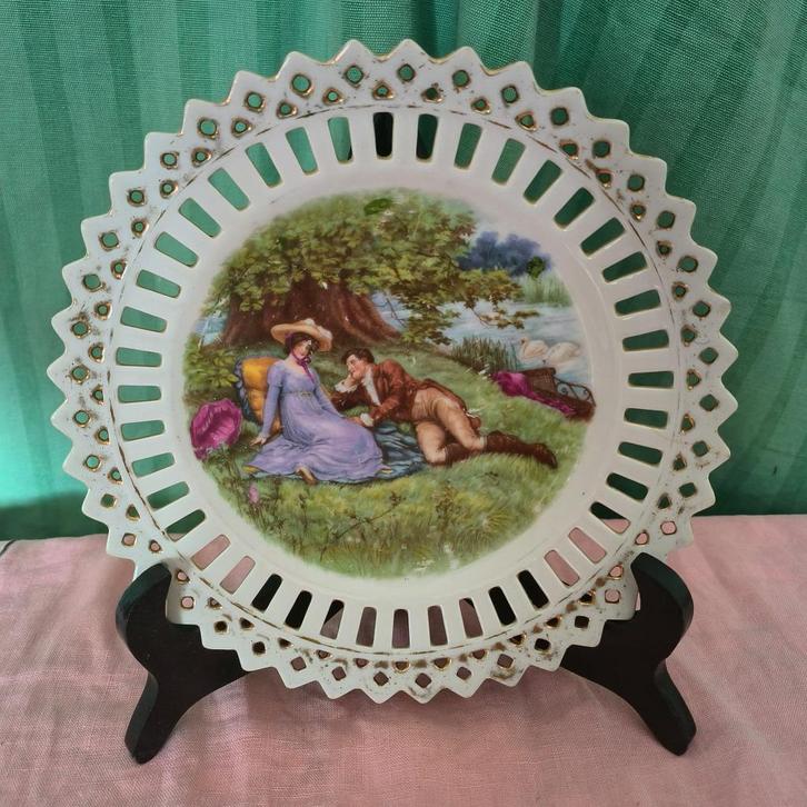 Sierbord "Koppeltje aan het picnicken", Antiek en Kunst, Antiek | Keramiek en Aardewerk, Ophalen
