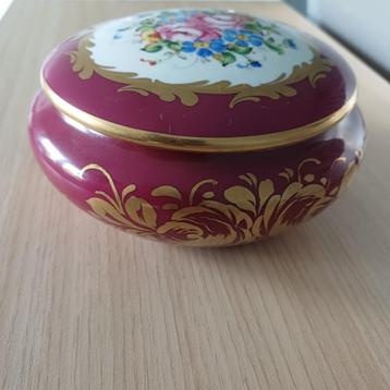 Frans porselein sierdoos (handbeschilderd) – Pillivuyt beschikbaar voor biedingen